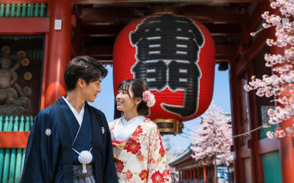 Couple in kimono near Senso-ji temple in Asakusa, Tokyo
